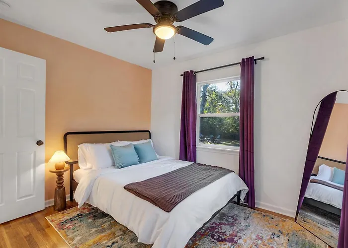 Spacious 4bd - With Backyard & Games