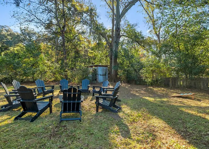 Spacious 4bd - With Backyard & Games Сasa de vacaciones Tallahassee