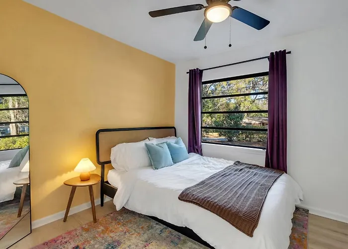 Spacious 4bd - With Backyard & Games *