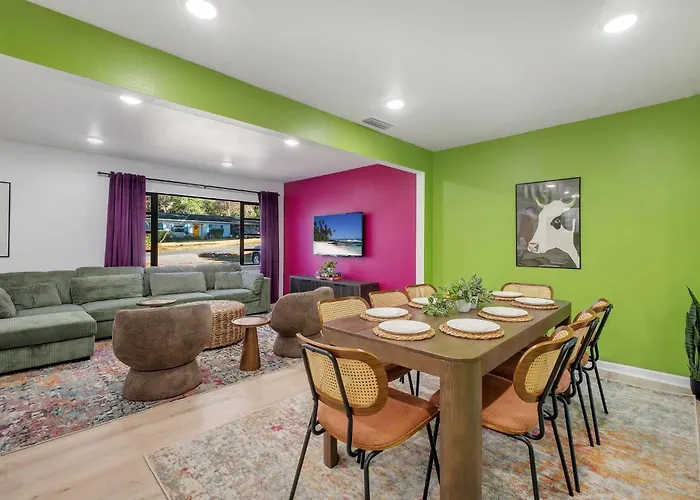 Spacious 4bd - With Backyard & Games Сasa de vacaciones