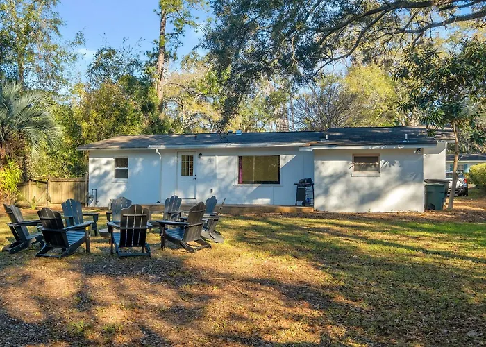 Spacious 4bd - With Backyard & Games Сasa de vacaciones Tallahassee