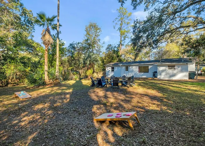 Spacious 4bd - With Backyard & Games *