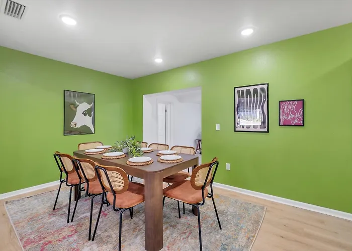Spacious 4bd - With Backyard & Games