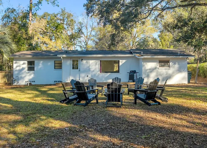 Spacious 4bd - With Backyard & Games Сasa de vacaciones Tallahassee