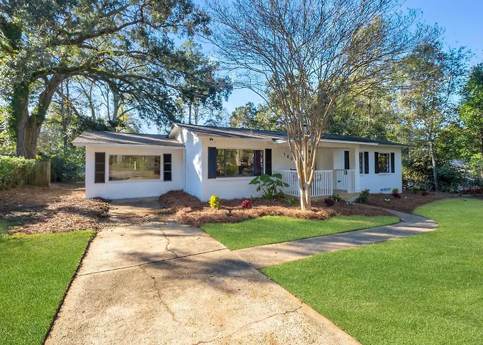 Spacious 4bd - With Backyard & Games *