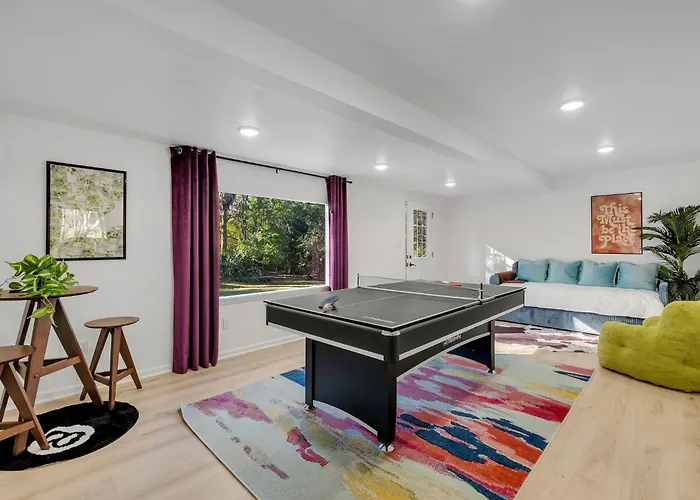 Spacious 4bd - With Backyard & Games *