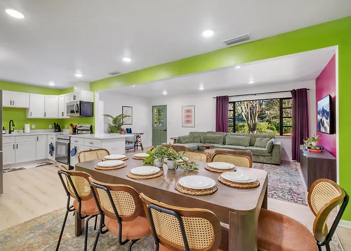 Spacious 4bd - With Backyard & Games Сasa de vacaciones