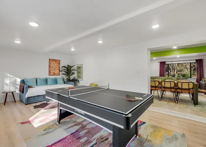 Spacious 4bd - With Backyard & Games Сasa de vacaciones Tallahassee