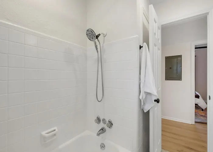 Spacious 4bd - With Backyard & Games *